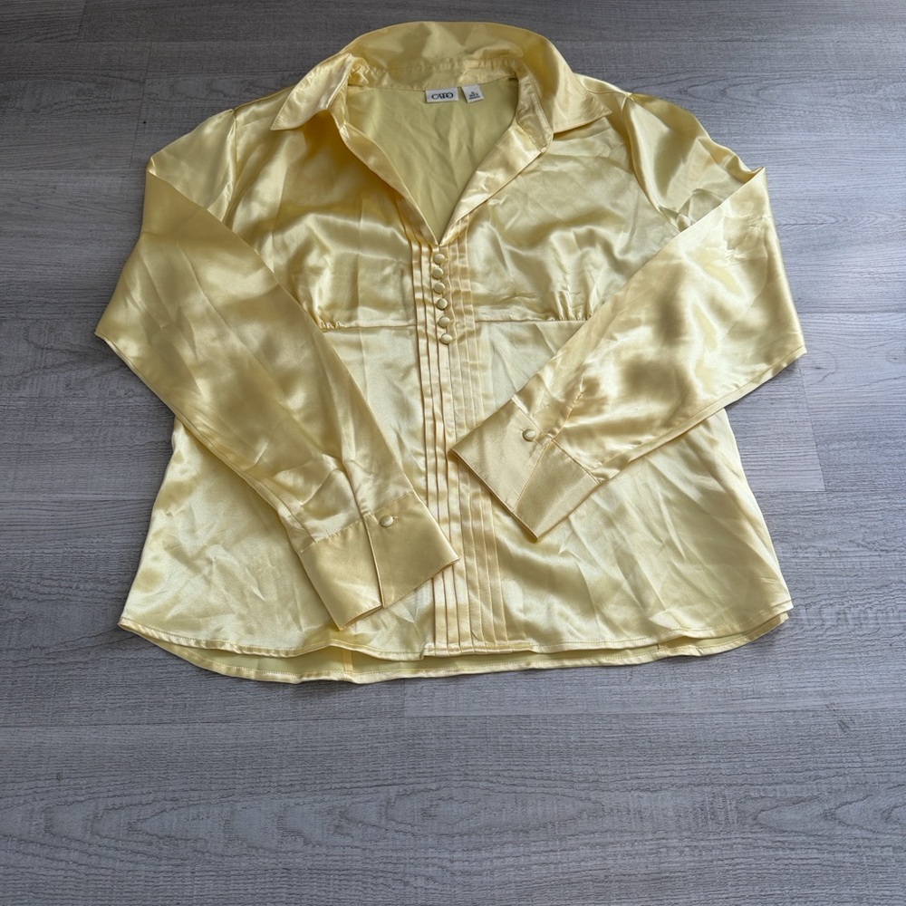 Blusa satinada CATO color amarillo dorado – talla XL. CAJA 1. B